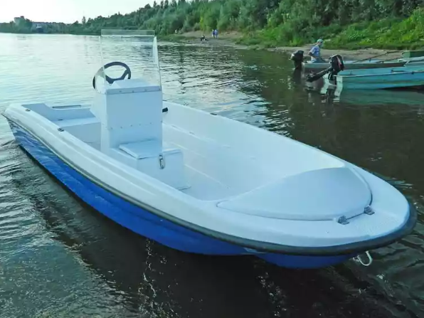 Стеклопластиковая лодка Пингвин с консолью (тримаран) в Серпухове