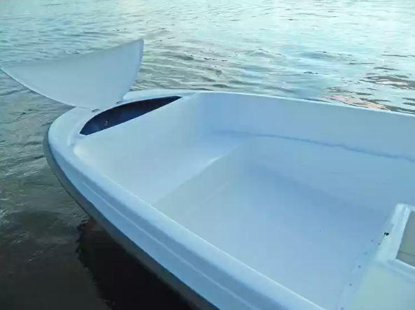 Стеклопластиковая лодка Пингвин с консолью (тримаран) в Серпухове