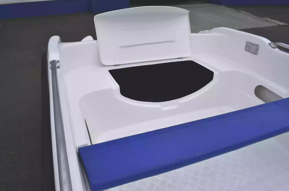 Стеклопластиковая лодка Пингвин New (тримаран) в Серпухове