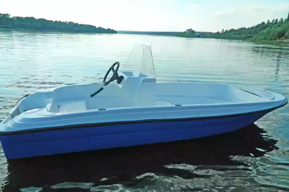 Стеклопластиковая лодка Пингвин с консолью (тримаран) в Серпухове